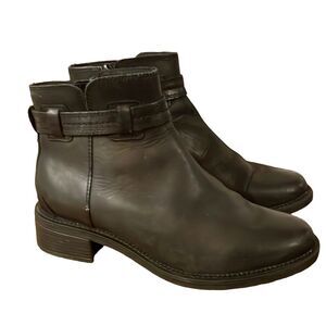 Clark’s Collection black leather strap detail boot size 8